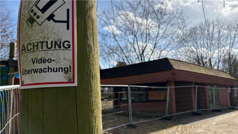 Kontroverse Diskussion im Nottensdorfer Rat: Kiosk abreißen oder sanieren? Videoüberwachung und Bauzäune: Der Kiosk im Freizeitpark ist in schlechtem Zustand.