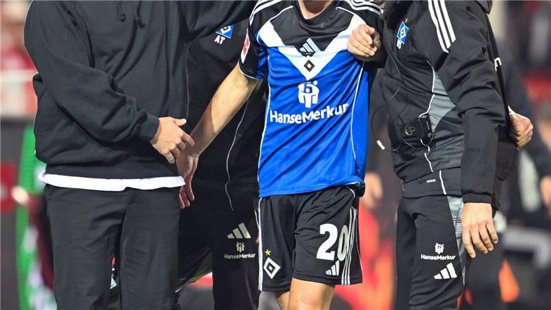 Vieira muss in der Nachspielzeit vom Platz - wegen einer Roten Karte und einer Verletzung.
