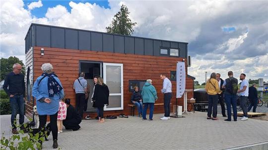 Viel Andrang beim Tag des offenen Tiny Houses auf dem Campingplatz Rechtenfleth. Foto: Iven