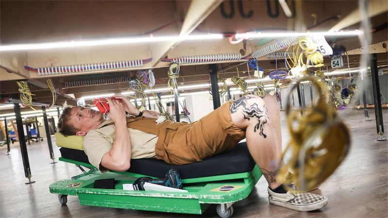Erstaunliche Fakten rund um das Miniatur Wunderland in Hamburg Viel Arbeit auch unter den Anlagen. Marvin Eccarius sorgt dafür, dass alles leuchtet und sich dreht.