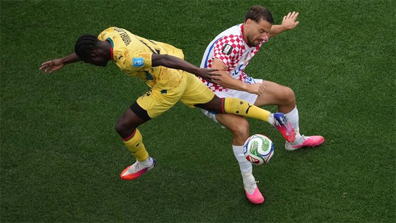 Modric mit Kroatien in der K.-o.-Runde - Auch Ghana weiter Viel Arbeit für Kamaldeen Sulemana (l): Ghana konzentrierte sich aufs Verteidigen.