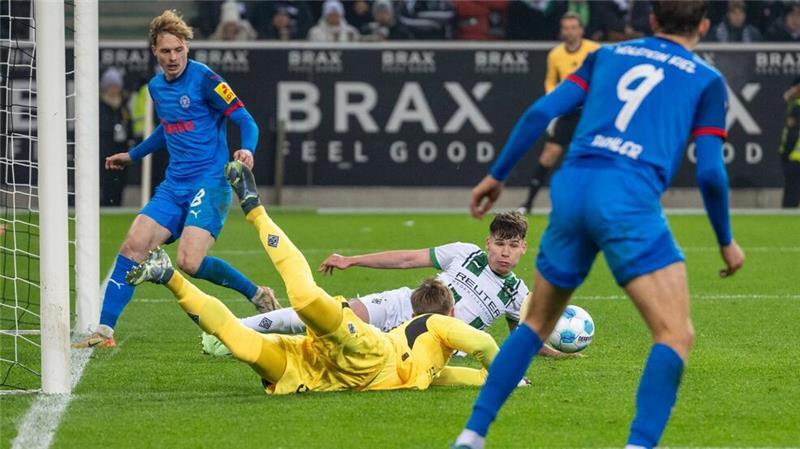 Aufsteiger Kiel beim 1:4 in Gladbach überfordert Viel Arbeit für Kiels Torwart Weiner.