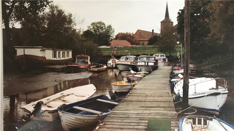 Klinker und Obst nach dem Krieg: Die Wandlung des Hafens in Assel Viel Betrieb am Asseler Hafen Ende der 70er Jahre.
