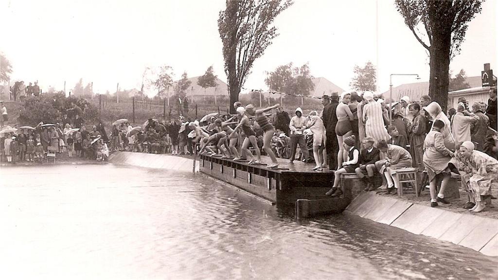 Viel Betrieb im Heidebad: Die Aufnahme entstand vermutlich in den frühen 1950er-...