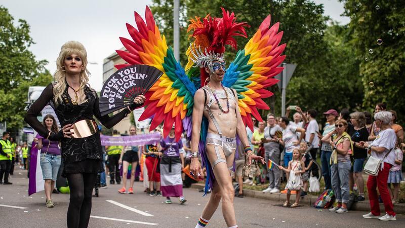 Glitzer, Regenbogen und politische Forderungen beim CSD Viel Glitzer und Regenbogen waren auch beim CSD in Stuttgart zu sehen.