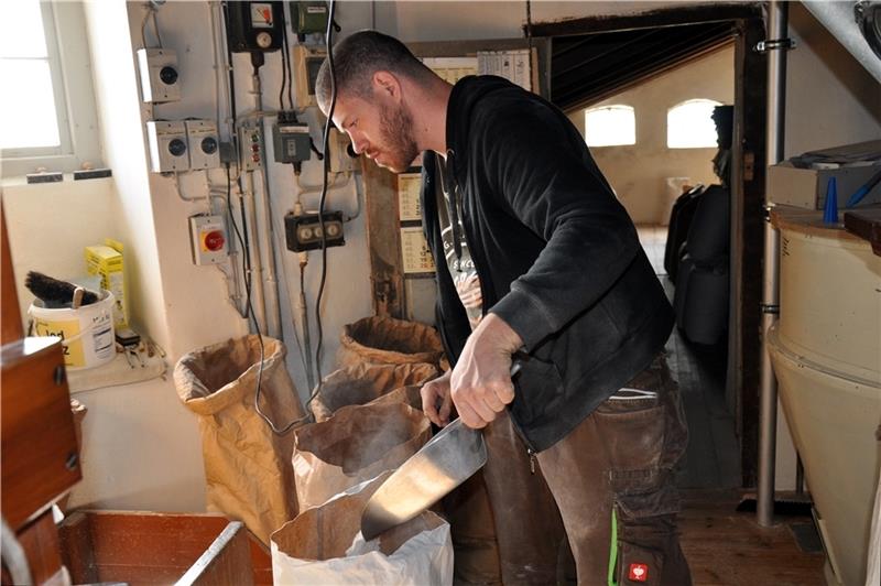Müller der Venti Amica bekommt Verstärkung Viel Handarbeit: Kevin Lüthi wiegt die Säcke mit Roggenvollkornschrot, füllt sie korrekt auf und verschließt sie. Foto: Lankuttis