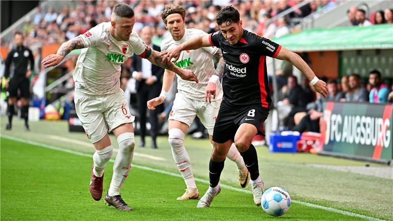 0:0 in Augsburg: Frankfurt holt Punkt beim Trapp-Comeback Viel Kampf in Augsburg: Frankfurts Farès Chaïbi (r) gegen FCA-Kapitän Jeffrey Gouweleeuw (l) und Kristijan Jakic.