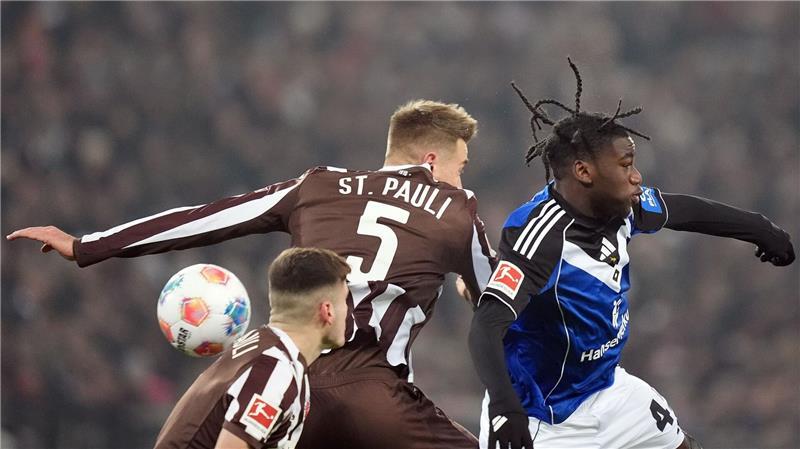 Viel Kampf, wenig Klasse: St. Paulis Hauke Wahl (M) und HSV-Spieler Fabio Baldé im Luftduell.