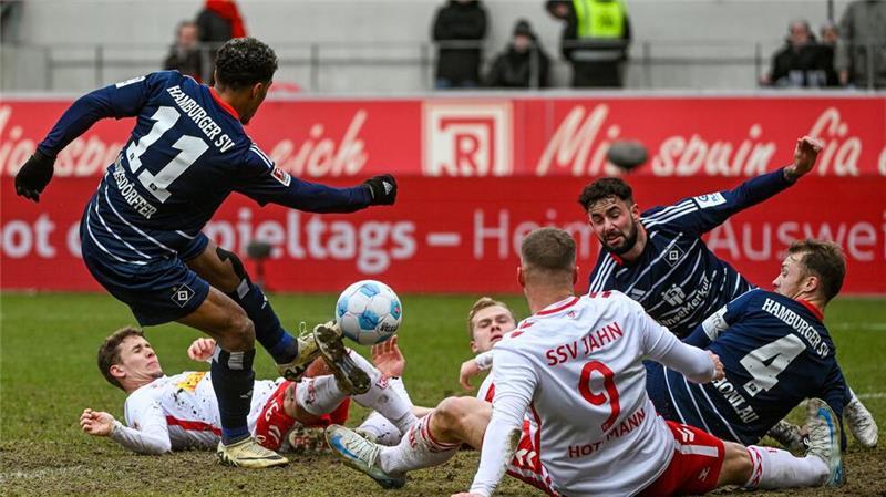 Selke vom Punkt: HSV wendet Pleite in Regensburg ab Viel Kampf zwischen Jahn Regensburg und Hamburger SV.