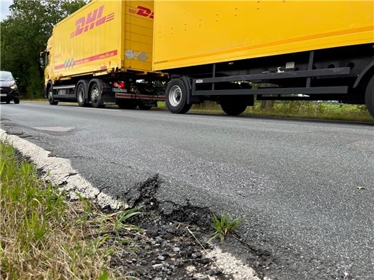 Viel Lkw-Verkehr gibt es auf der Landesstraße 130 bei Ramshausen. Die wichtige Zubringer-Straße zur Autobahn-Anschlussstelle Sittensen sieht an mehreren Stellen so aus. Foto: Wisser