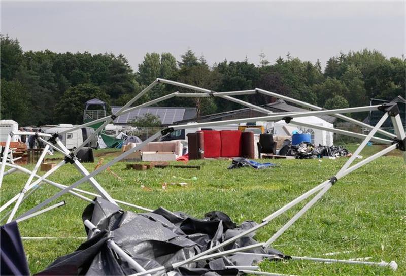Viel Müll blieb auf dem Festivalgelände des Deichbrands zurück. Ein auf die Straße gewehtes Zelt hat nun einen Unfall verursacht. Foto: Overschmidt