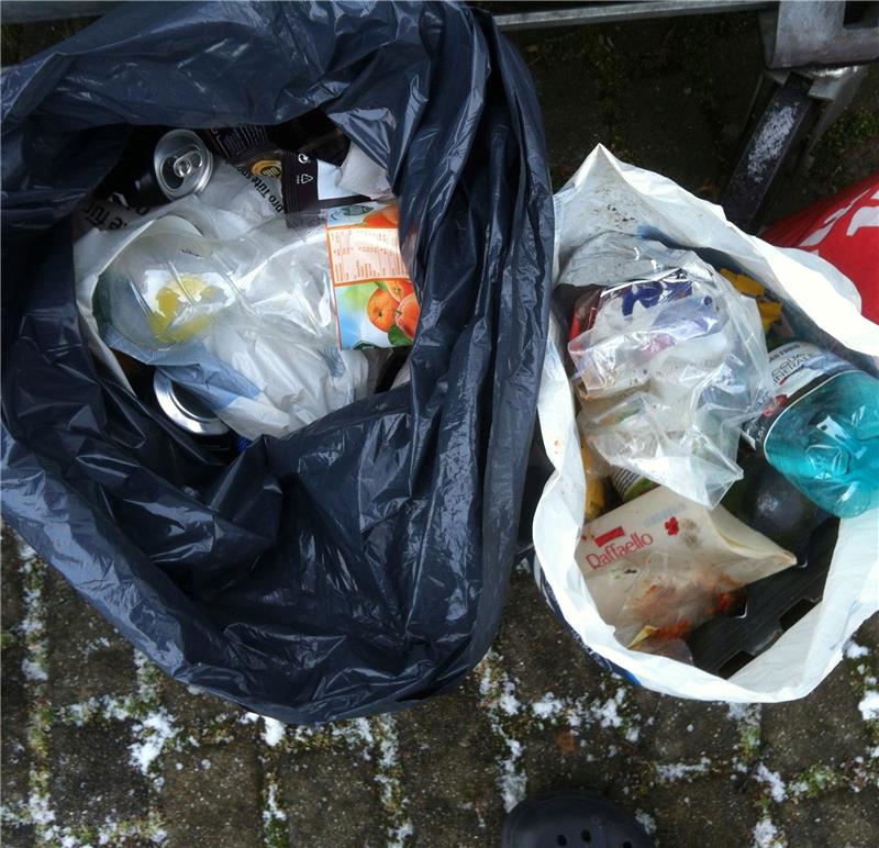 Viel Müll und Unrat finden die freiwilligen Helfer in den Altkleider- Containern. Jetzt werden Altkleider nur noch im Stöberstübchen ange- nommen.