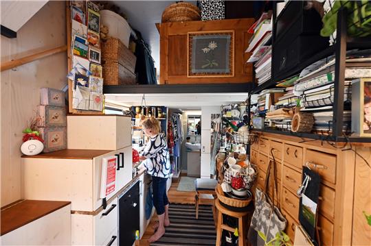 Viel Platz auf wenig Raum: Carola Dreiszas steht in der Küche ihres Tiny Houses (Baden-Württemberg). Foto: Uli Deck/dpa