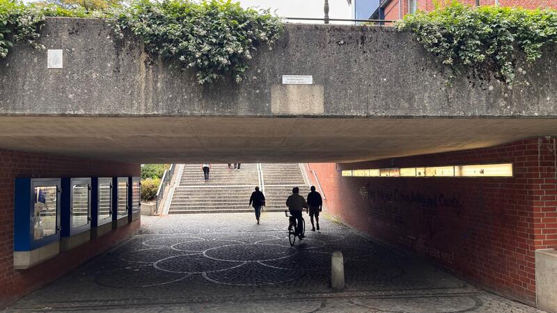 Viel Platz, und doch kommen sich Fußgänger und Radfahrer näher. Die Radfahrer sollen sich eigentlich rechts halten.