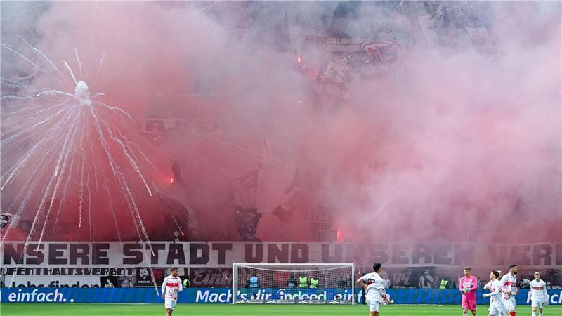 Viel Rauch auf den Rängen: Die Eintracht-Fans verzögerten den Anpfiff gegen Stuttgart.