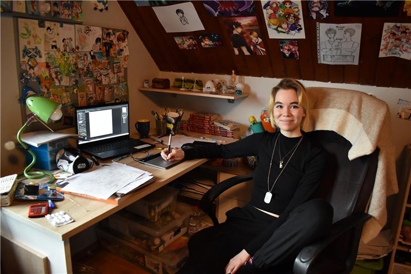 Viel Raum braucht ihr künstlerisches Schaffen nicht: Die angehende Game-Designerin Katharina Müller arbeitet mittlerweile fast ausschließlich digital mit Hilfe eines Zeichentablets. Foto: Weselmann