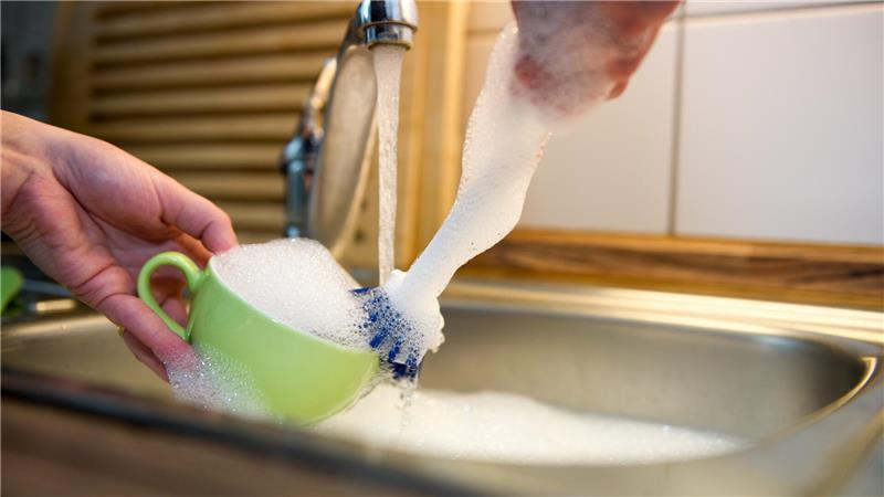 Viel Schaum, wenig Ergebnis: Die meisten Spülmittel reinigen in einer Untersuchung der Zeitschrift «Öko-Test» nur «mäßig» bis «dürftig». 