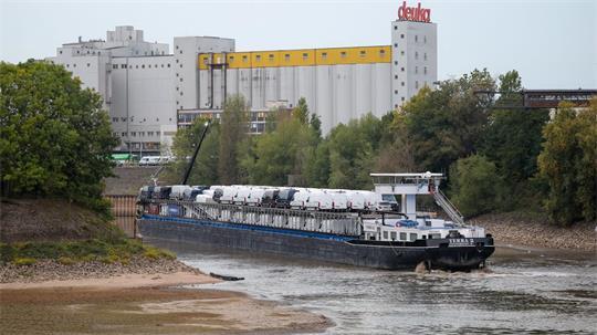 Viel Schiff, wenig Wasser: Dieses Frachtschiff hatte sich auf einer Sandbank im Düsseldorfer Hafen festgefahren. 