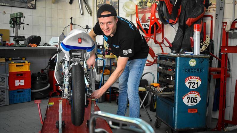 Jan Drewes schraubt in seiner Werkstatt an seinem Motorrad.