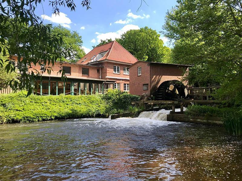 Viel Tradition von 1888 und gute Hausmannskost mit Blick auf die rauschende Seeve bietet das Restaurant Horster Mühle. Fotos: Lepél