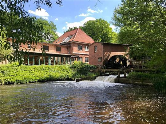 Viel Tradition von 1888 und gute Hausmannskost mit Blick auf die rauschende Seeve bietet das Restaurant Horster Mühle. Fotos: Lepél