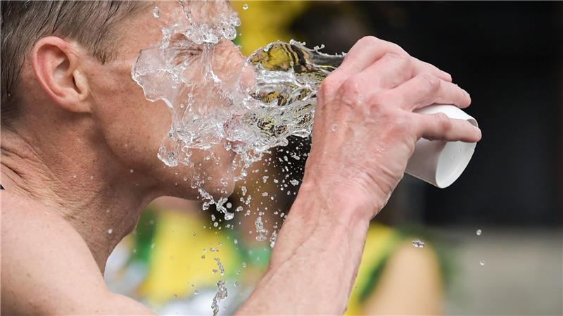 Höhepunkt der Hitzewelle steht an - Bis zu 38 Grad erwartet Viel Trinken - ein wichtiger Rat für heiße Tage.