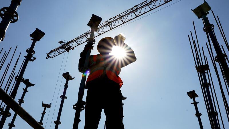 Arbeiten bei übermäßiger Hitze: Zahl der Betroffenen steigt Viel Trinken und viele Pausen sind bei Arbeit in der Hitze nötig.