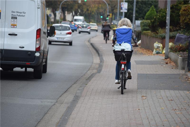 Viel Verkehr, enge Wege: Die Harsefelder Straße ist eine der Radweg-Hauptrouten in Stade und wird erneuert. Archiv-Foto Strüning
