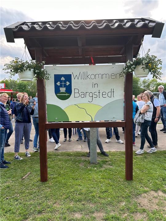 Viel bestaunte Tafel: Bargstedter bestaunen das Ergebnis am Sonntag. Foto: Fehlbus