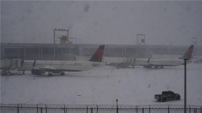 Viel ging am Wochenende nicht mehr an den US-Flughäfen: Bei starkem Schneefall, Sturm und Glätte blieben viele Maschinen am Boden.