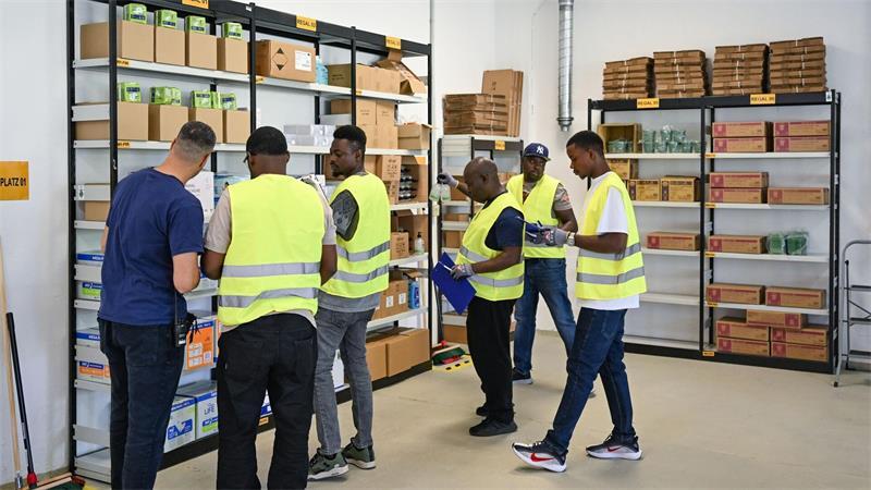 Viel ist in den vergangenen zehn Jahren über den sogenannten Spurwechsel vom Asylverfahren in die Erwerbsmigration gestritten worden. In Branchen wie Gastronomie, Pflege, Transport und Logistik herrscht Arbeitskräftemangel. (Symbolbild)
