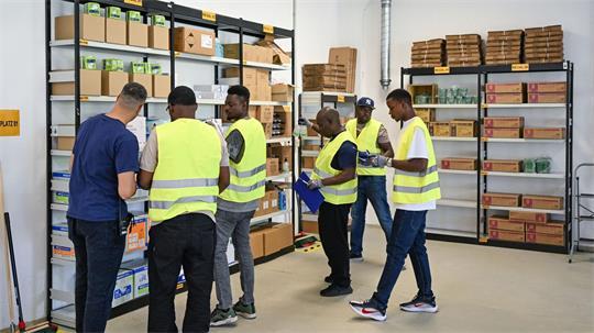 Viel ist in den vergangenen zehn Jahren über den sogenannten Spurwechsel vom Asylverfahren in die Erwerbsmigration gestritten worden. In Branchen wie Gastronomie, Pflege, Transport und Logistik herrscht Arbeitskräftemangel. (Symbolbild)