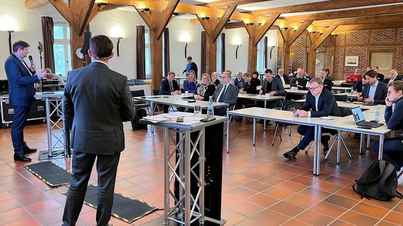 Salzstadt als Energie-Drehscheibe: Wie Stades Zukunft verhandelt wird Viel lokale Prominenz aus Politik und Wirtschaft beim ersten Stader Energiedialog.