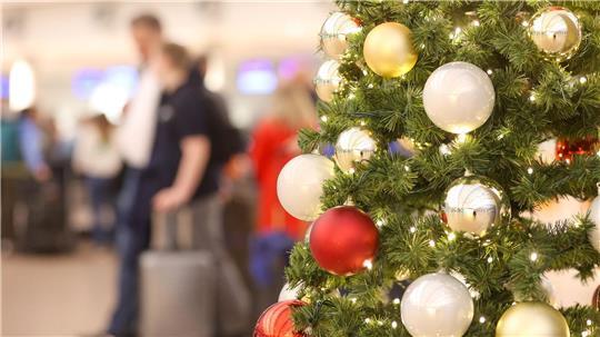 Viel los am Hamburger Flughafen: Etwa 42.000 Passagiere werden am Freitag vor Weihnachten erwartet. 