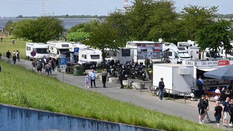 Omas gegen Rechts protestieren gegen AfD-Stand am Lühe-Anleger Viel los am Lühe-Anleger: mehr Ausflügler als Anti-AfD-Demonstranten und AfD-Anhänger.