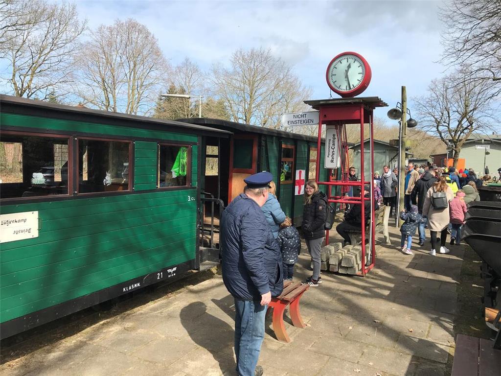 Viel los auf den Bahnsteig in Balje.