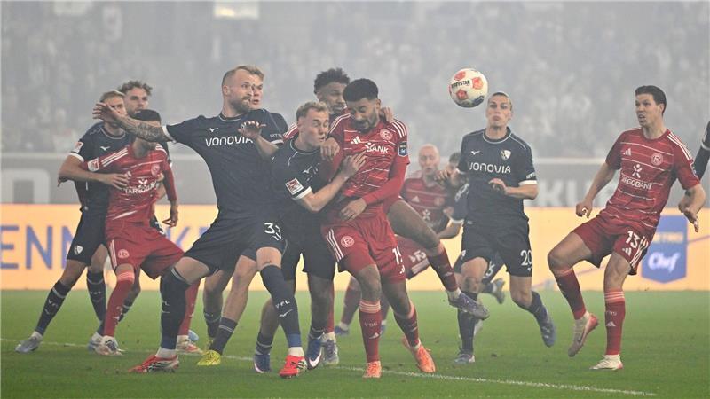 Viel los im Strafraum: Die Bochumer Philipp Hofmann (li.) und Mikkel Rakneberg kämpfen mit Düsseldorfs Emmanuel Iyoha um den Ball.