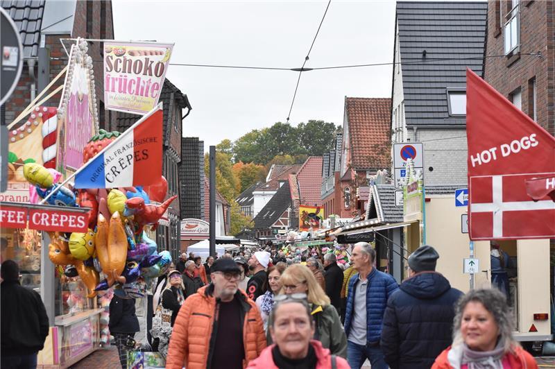 Viel los schon zwischen 10 und 12 Uhr in der Langen Straße.