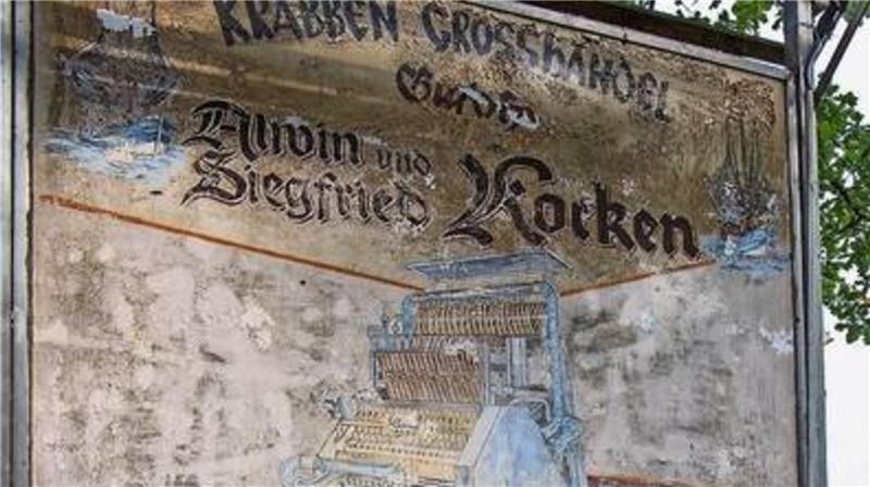 Historisches Schild der Alwin & Siegfried Kocken Krabbenhandels GmbH.