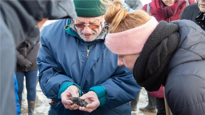 Wattwandern im Winter: Der Wattwurm macht sich rar Viel mehr als nur ein Häufchen Sand: Hans-Dieter Oetting zeigt Besucherin Nicole Götze das von einem Wattwurm geschaffene Röhrensystem.Foto: Heike Leuschner