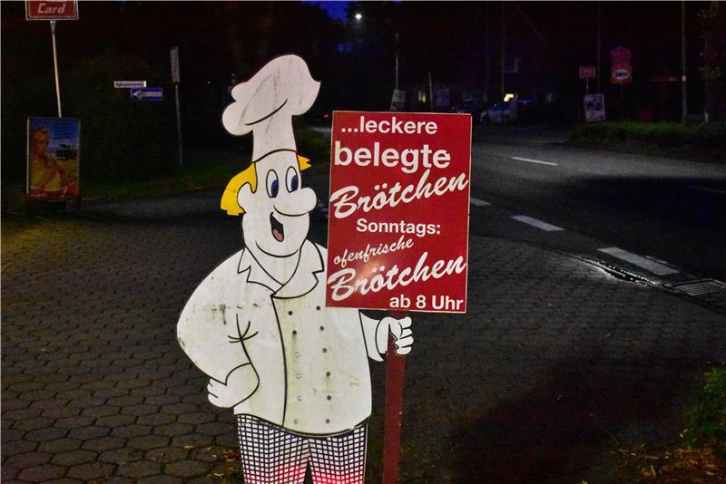 43 Jahre, „Schießereien“ und ein Mercedes: Bernd ist in Hedendorf Kult Ein Schild vor der Tankstelle Völksen. Darauf steht geschrieben: Leckere belegte Brötchen. Sonntags: ofenfrische Brötchen ab 8 Uhr.