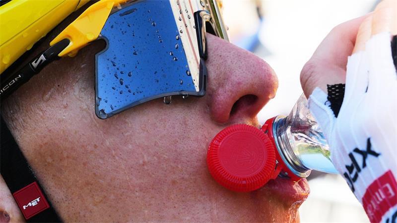 Extrem-Hitze bei der Tour: „Gesund ist anders“ Viel trinken, Eiswürfel und Kühlwesten: So versuchen die Fahrer, Überhitzung zu vermeiden.