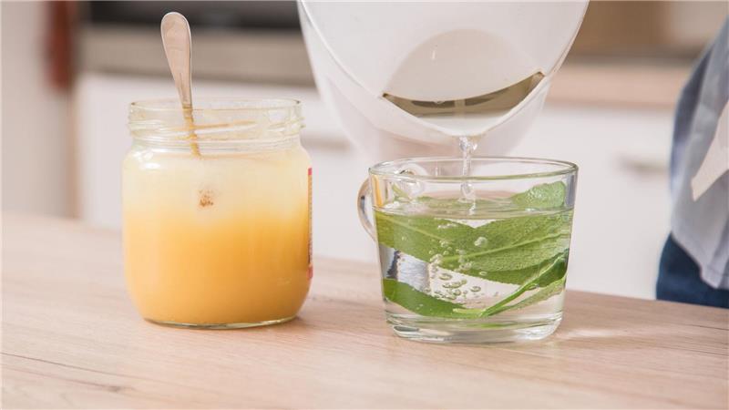 Viel trinken: Salbeitee mit Honig lindert Erkältungssymptome.