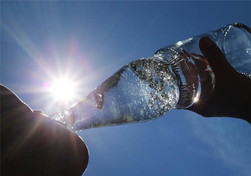 Viel trinken ist bei hohen Temperaturen wichtig. Foto: Karl-Josef Hildenbrand/dpa