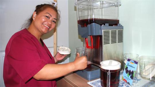 Viel trinken ist jetzt wichtig, weiß Pflegehelferin Theresa Arndt. Sie versorgt die Bewohner der Apenser Seniorenresidenz daher mit kühlem Brombeersaft.