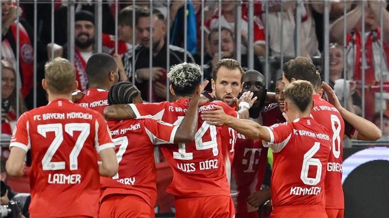 Bayerns schmale Luxus-Offensive überrollt Leipzig Viel zu jubeln hatten die Meisterspieler des FC Bayern um Harry Kane (M) im Saison-Eröffnungsspiel.