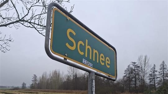 Viel zu schnell fährt ein Autofahrer durch Stade-Schnee.