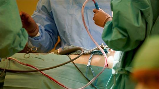 Viele Abrechnungen der Krankenhäuser mit den gesetzlichen Krankenkassen sind laut Medizinischem Dienst zu hoch. (Symbolbild) 