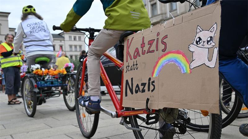 Tausendfacher Protest gegen die AfD - Spitzenduo bestätigt Viele AfD-Gegner kamen mit selbstgebastelten Protestschildern.