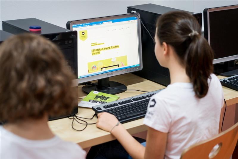 VHS Buxtehude legt Schwerpunkt auf Angebote für Kinder Viele Angebote der VHS finden coronabedingt weiterhin online statt (Archivbild). Foto: Holger Menzel/Digitale Helden/dpa